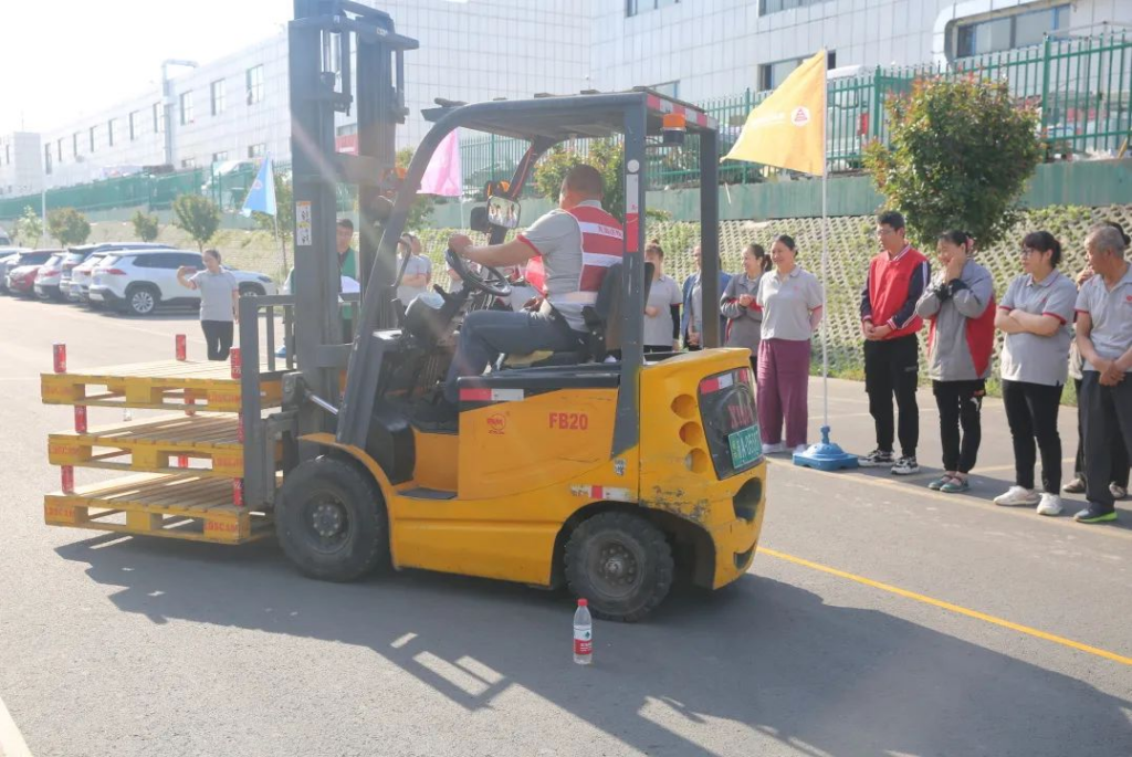 叉车“大比拼”,“老司机”来炫个技！